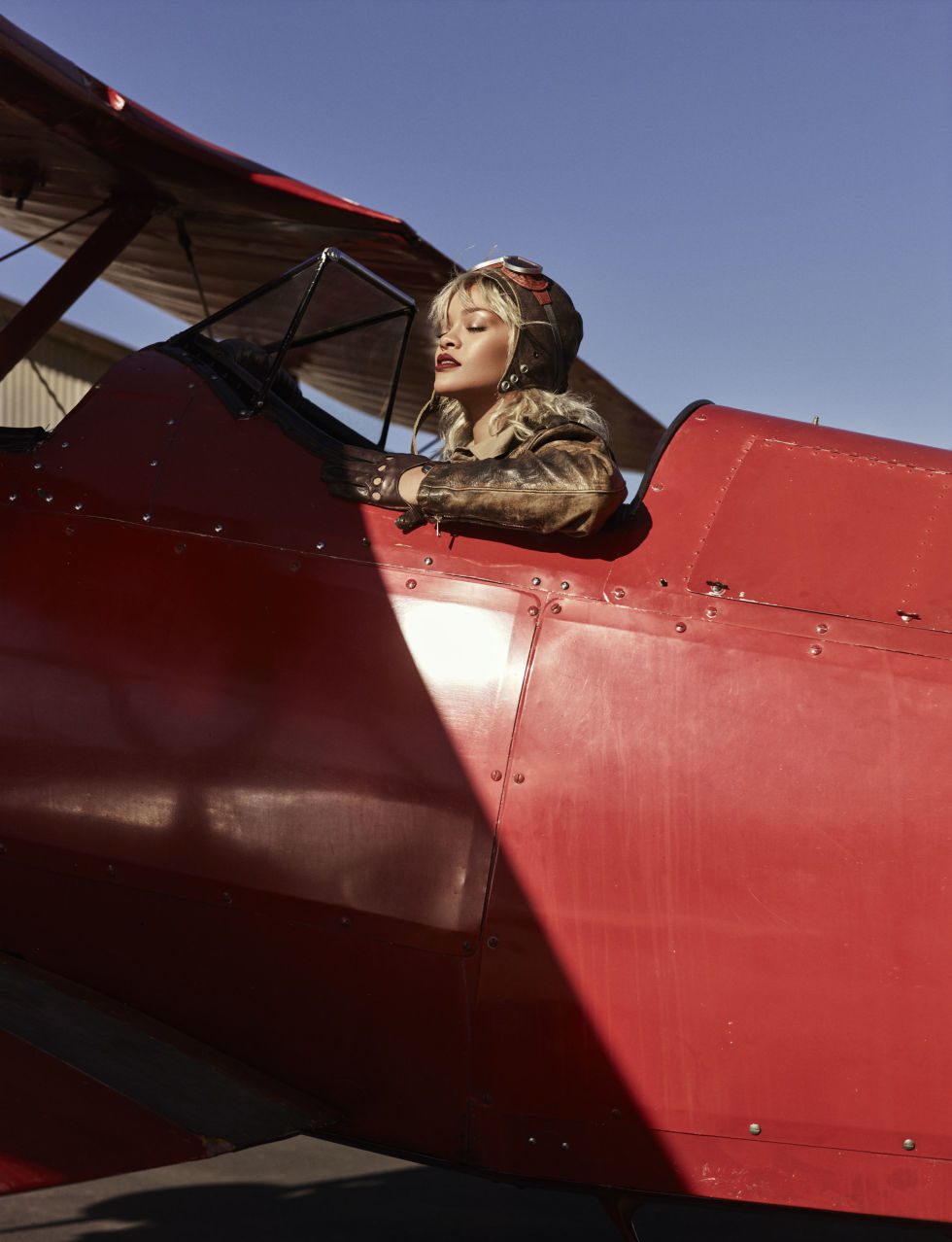 gallery-1486413590-hbz-march-2017-rihanna-04